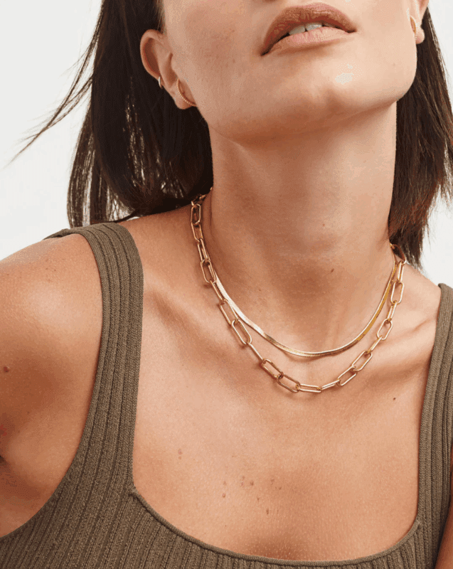 Woman wearing a gold chain necklace