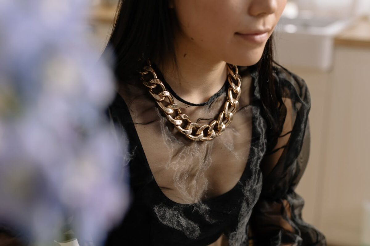 Woman wearing a large gold chain necklace