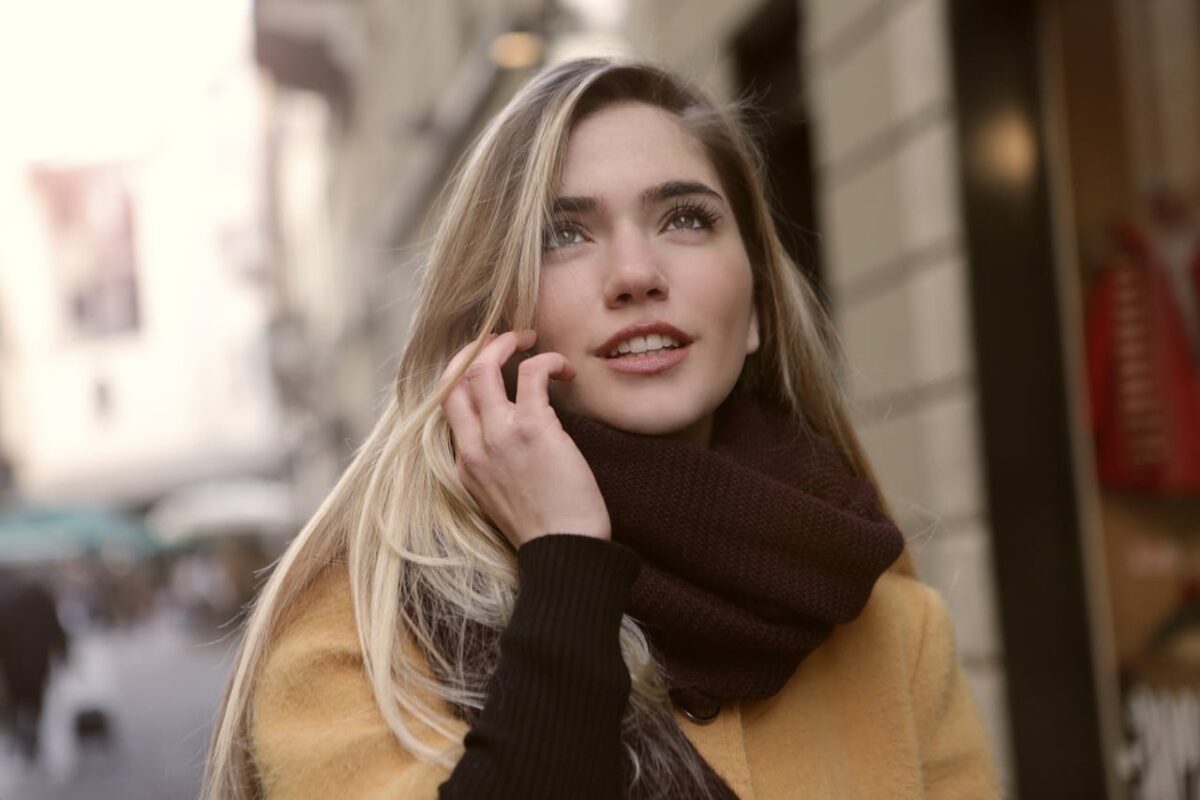 Woman wearing a large brown knit scarf