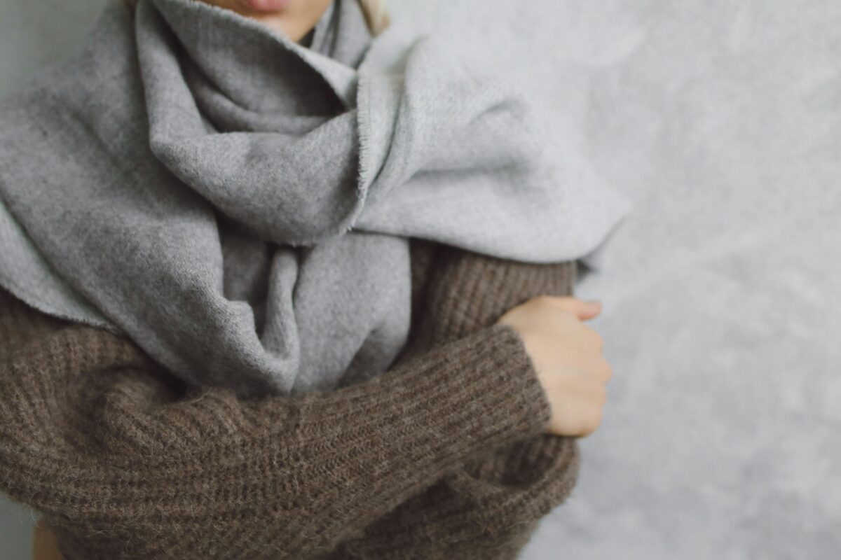 Woman wearing a cashmere blend grey scarf