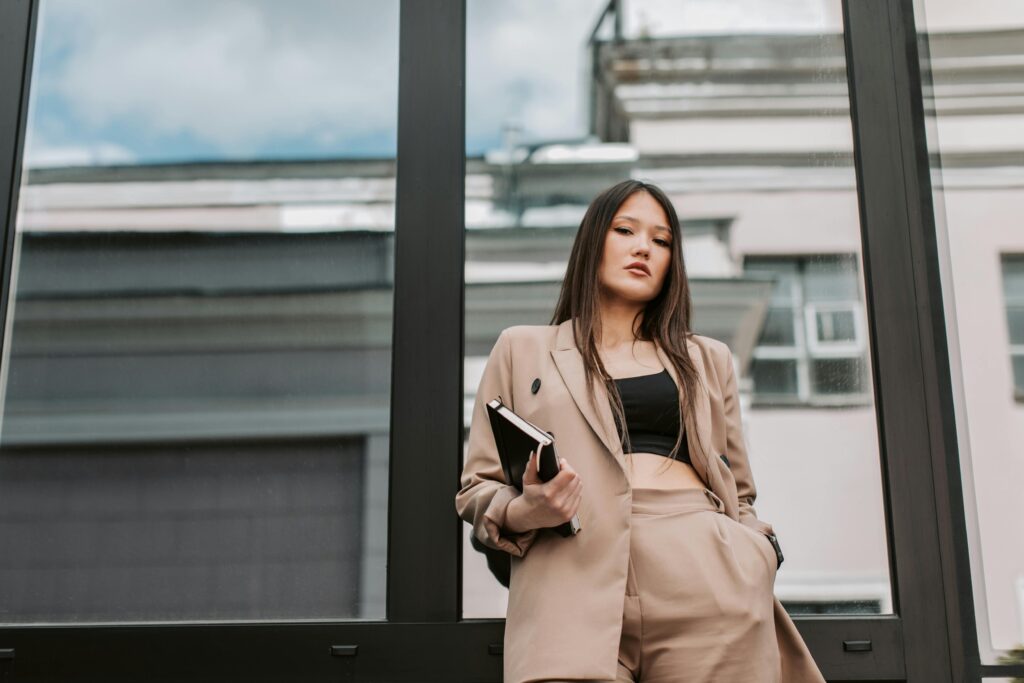Womab wearing loose, fashionable blazer